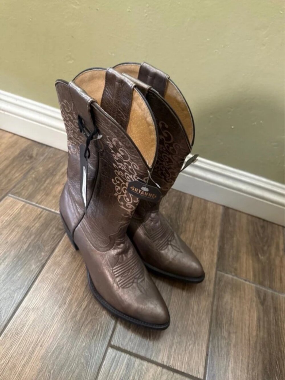 Shyanne Women's size 9-M Metalic Almond Toe Cowgirl Western Boots
